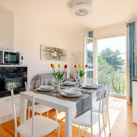 Lovely With Private Parking *