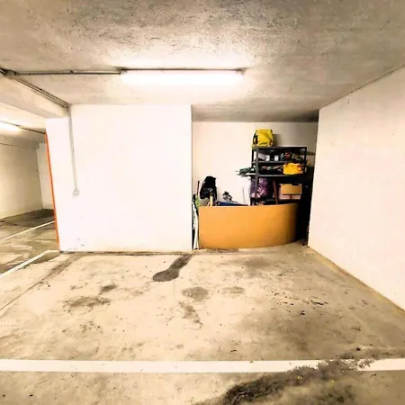 Lovely With Private Parking Apartman