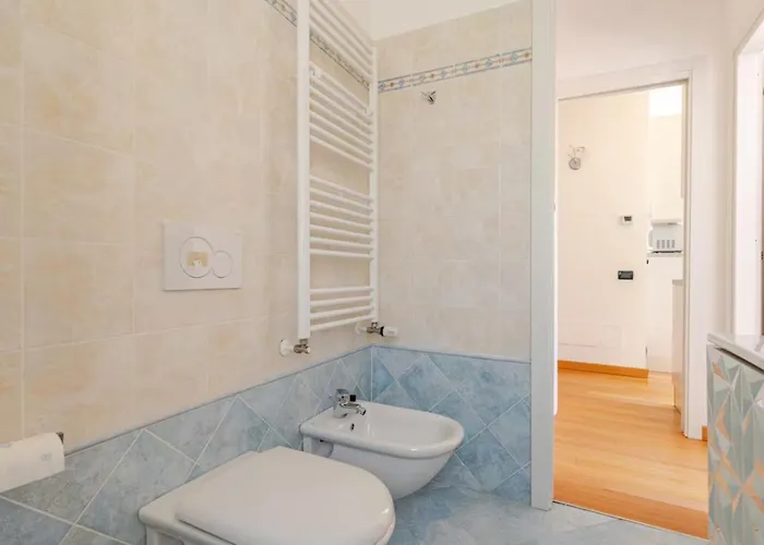 Lovely With Private Parking Apartman *