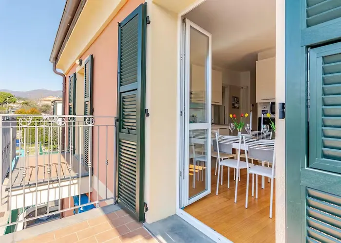 Lovely With Private Parking Apartman *