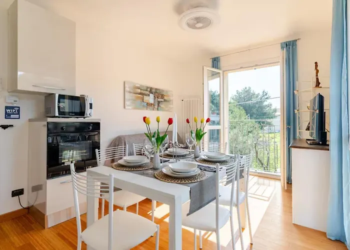 Lovely With Private Parking *