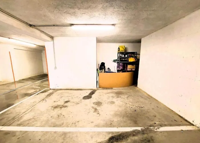 Lovely With Private Parking Apartman